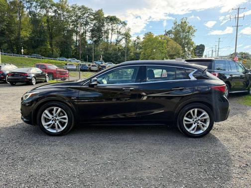 Black 2017 INFINITI QX30 Premium