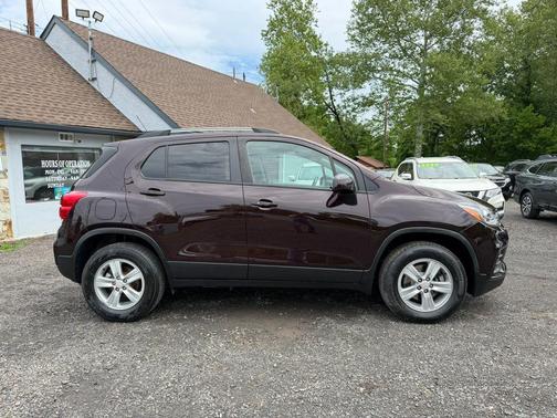 Black Cherry Metallic 2022 Chevrolet Trax LT