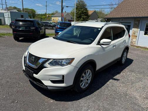 White 2018 Nissan Rogue SV