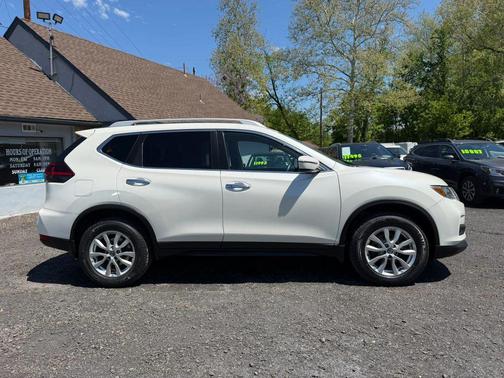 White 2018 Nissan Rogue SV