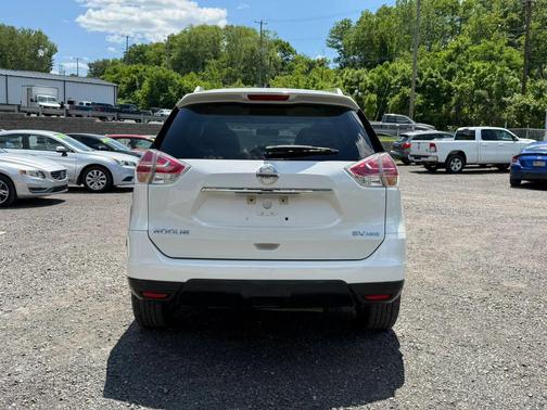 White 2016 Nissan Rogue SV