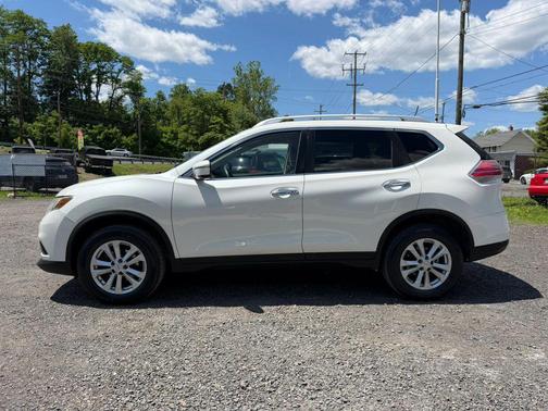 White 2016 Nissan Rogue SV