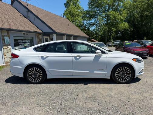 White 2018 Ford Fusion Hybrid Titanium