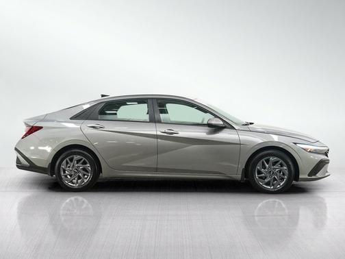 Fluid Metal 2024 Hyundai ELANTRA SEL