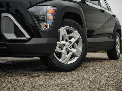 Abyss Black Pearl 2026 Hyundai KONA SE