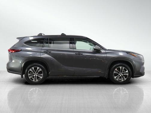 Gray 2021 Toyota Highlander Hybrid XLE