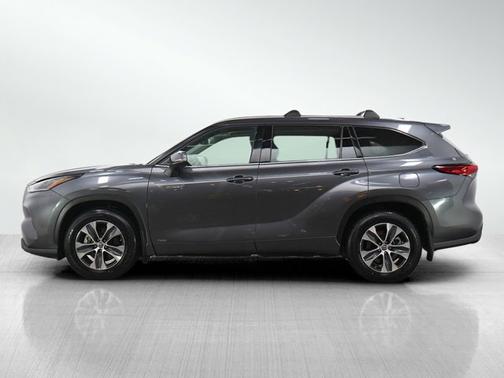 Gray 2021 Toyota Highlander Hybrid XLE