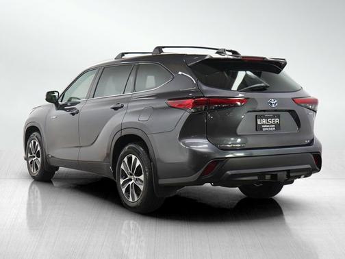 Gray 2021 Toyota Highlander Hybrid XLE