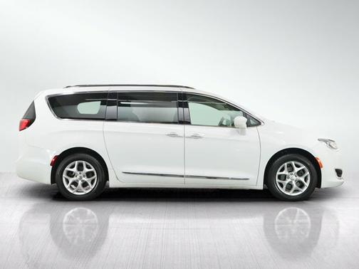 Bright White Clearcoat 2018 Chrysler Pacifica Touring L