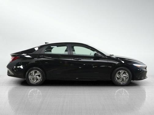 Abyss Black 2025 Hyundai ELANTRA SE