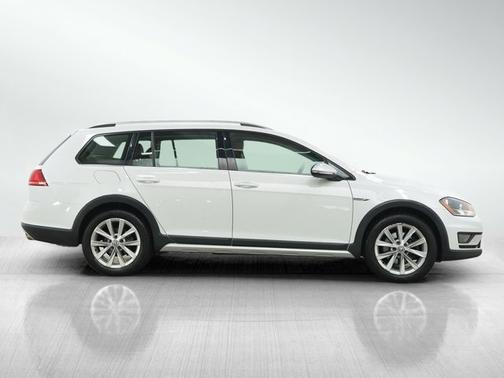Pure White 2017 Volkswagen Golf Alltrack SE