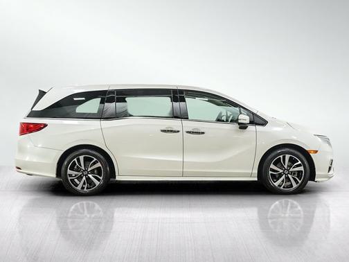 White 2018 Honda Odyssey Elite
