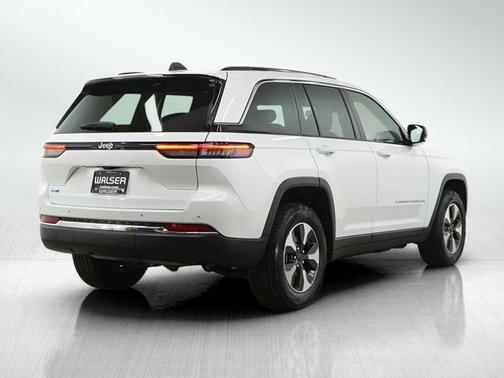 Bright White Clearcoat 2023 Jeep Grand Cherokee