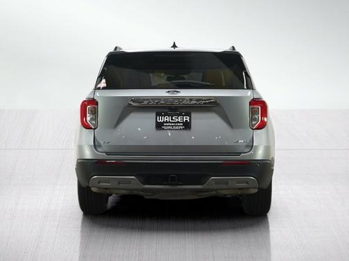 Iconic Silver Metallic 2024 Ford Explorer XLT