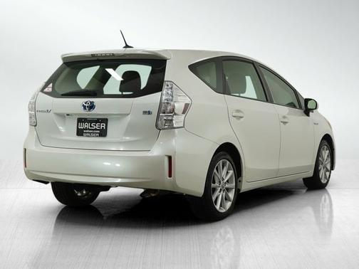 2014 Toyota Prius v Five
