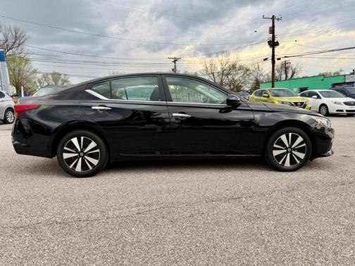 Black 2021 Nissan Altima 2.5 SV