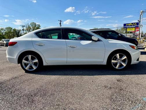 White 2014 Acura ILX 2.0L