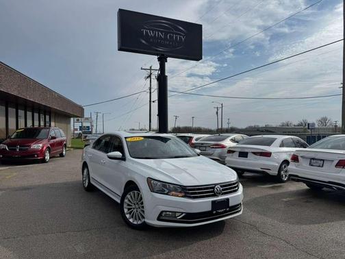 Pure White 2016 Volkswagen Passat 1.8T SE w/Technology
