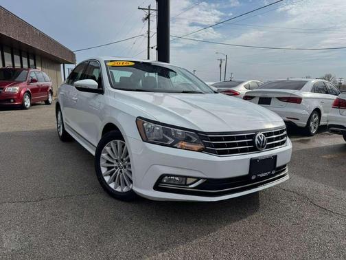 Pure White 2016 Volkswagen Passat 1.8T SE w/Technology