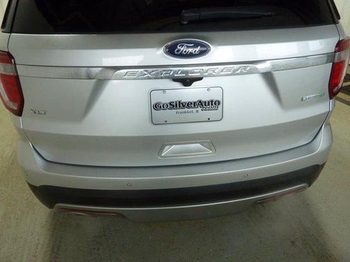 Photo 3 of 31 of 2017 Ford Explorer XLT