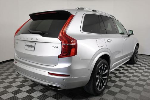 2016 Volvo XC90 T6 Momentum