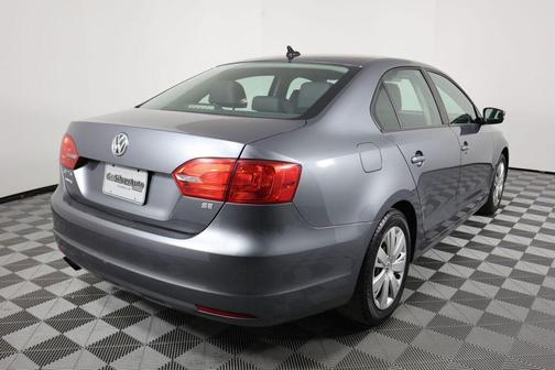 Platinum Gray Metallic 2014 Volkswagen Jetta Auto SE