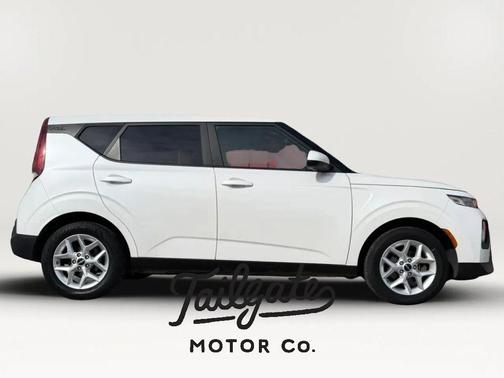 White 2022 Kia Soul LX Wagon 4D