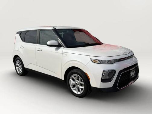 White 2022 Kia Soul LX Wagon 4D
