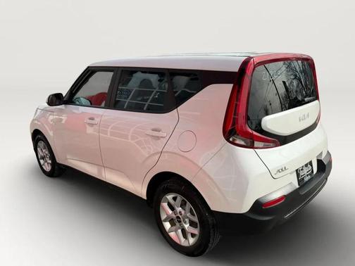 White 2022 Kia Soul LX Wagon 4D