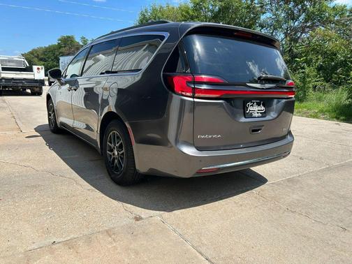 Gray 2022 Chrysler Pacifica Touring L