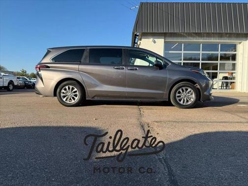 2022 Toyota Sienna LE