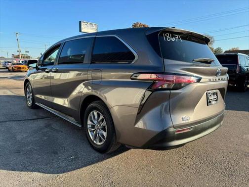 2022 Toyota Sienna LE