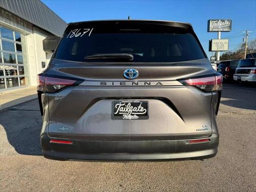 2022 Toyota Sienna LE