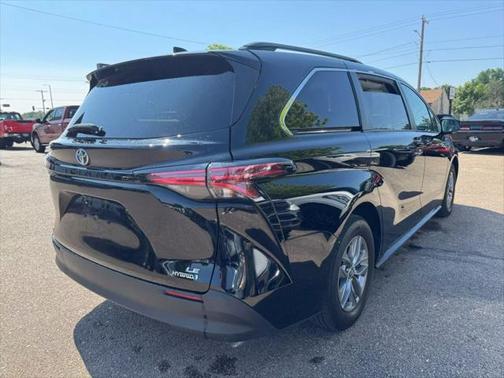 2022 Toyota Sienna LE