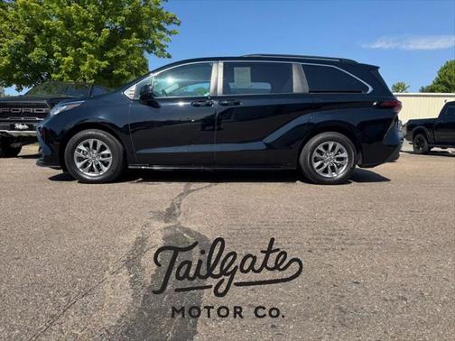 2022 Toyota Sienna LE