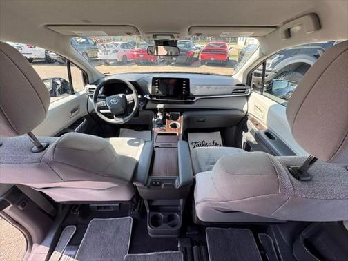 2022 Toyota Sienna LE