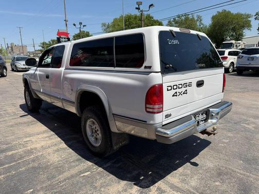 White 2000 Dodge Dakota Base
