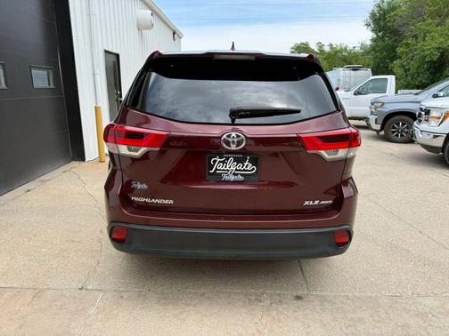 Burgundy 2017 Toyota Highlander XLE
