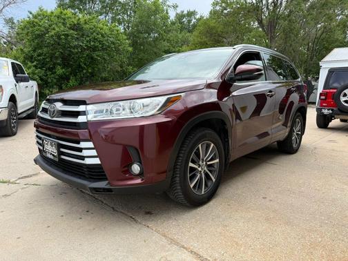 Burgundy 2017 Toyota Highlander XLE