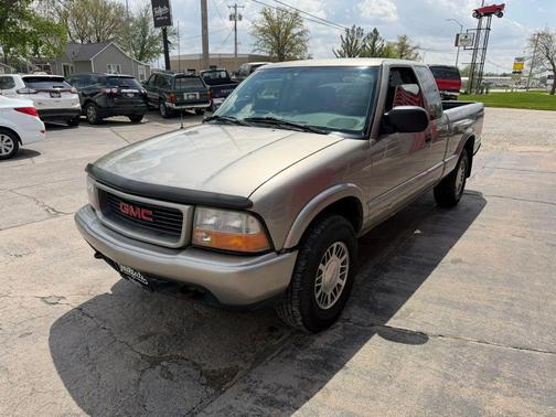 Beige 1998 GMC Sonoma Short Bed