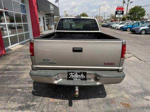Beige 1998 GMC Sonoma Short Bed