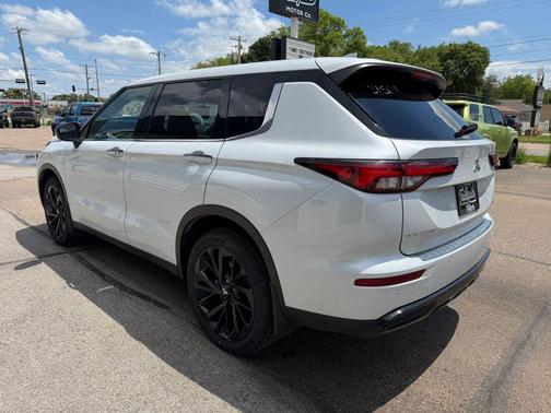 White 2023 Mitsubishi Outlander SP