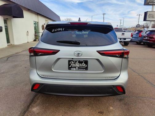 2024 Toyota Highlander LE