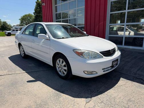 White 2004 Toyota Camry LE V6