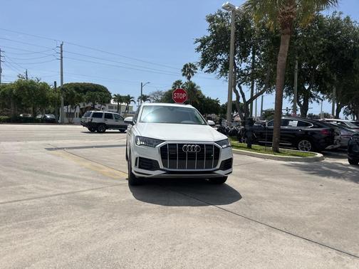 2024 Audi Q7 45 Premium Plus