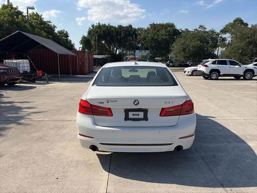 Alpine White 2019 BMW 530 i xDrive