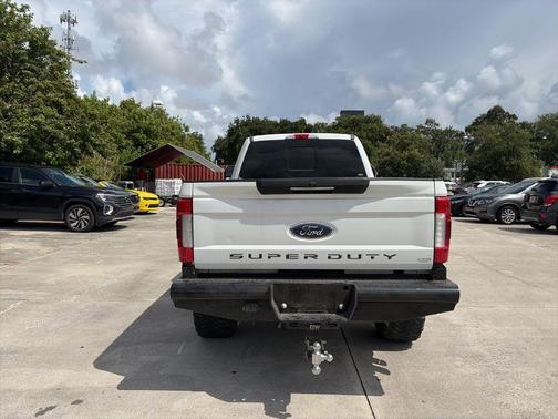 Oxford White 2017 Ford F-250 Lariat