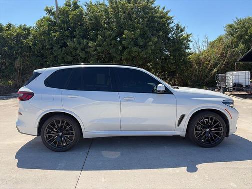 White Metallic 2023 BMW X5 xDrive40i