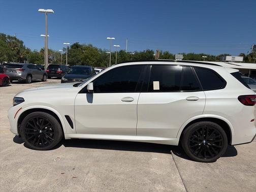 White Metallic 2023 BMW X5 xDrive40i