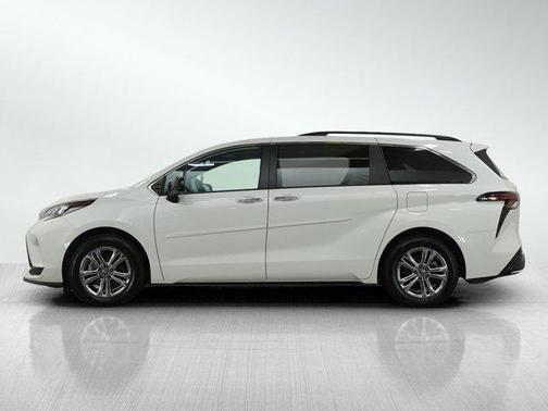 2022 Toyota Sienna XSE 7 Passenger
